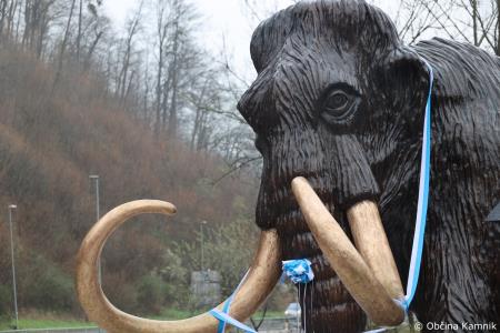 Dobrodošel mamut v Kamniku je dobil svoje mesto bronasti mamut v naravni velikosti, ki stoji v Mamutovem parku (48)